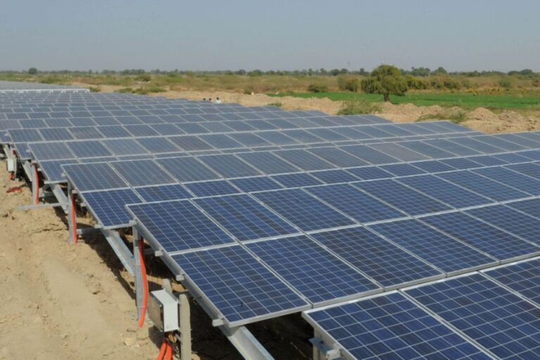 p08mn4c2 (1) Ground-mounted solar panel installation with durable mounting structure for large-scale residential, commercial, and industrial renewable energy projects.
