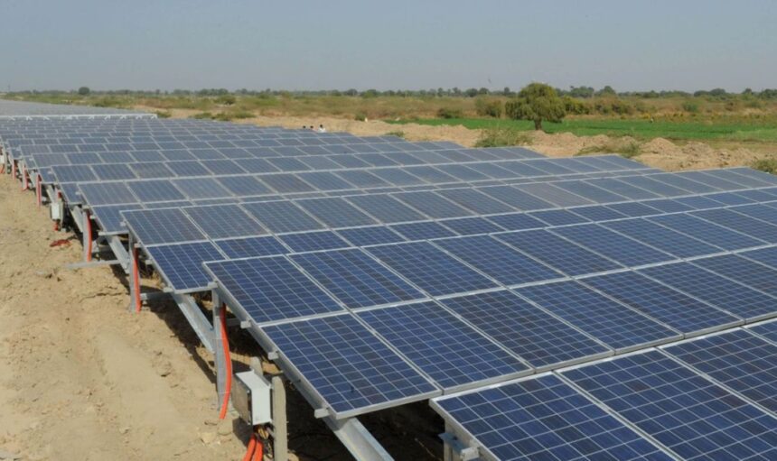 p08mn4c2 (1) Ground-mounted solar panel installation with durable mounting structure for large-scale residential, commercial, and industrial renewable energy projects.